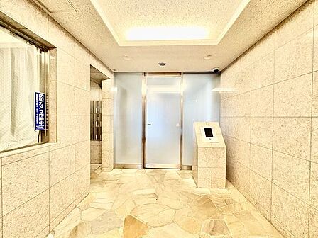 落ち着きのある温かな風情のエントランスは、訪れる方々を優しく包み込み、心地よい空間を演出しています。
