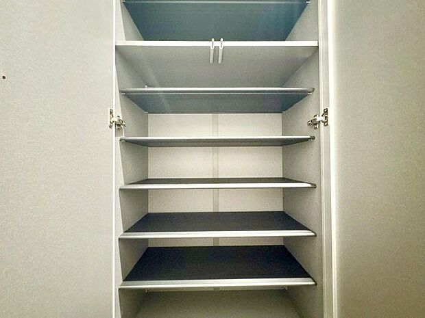 清潔感のある空間を保てるよう、収納スペースを設けてますので、玄関をスッキリ綺麗な空間に纏めます。