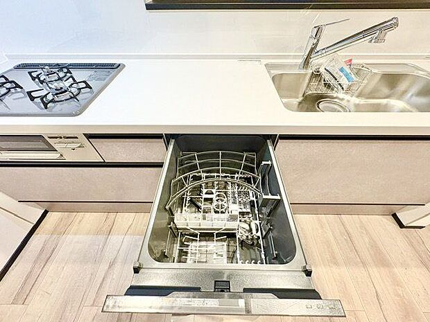 ビルトイン食洗機は作業台が広く使え、見た目もスッキリ。節水や節電も充実して家事の手助けをしてくれます。