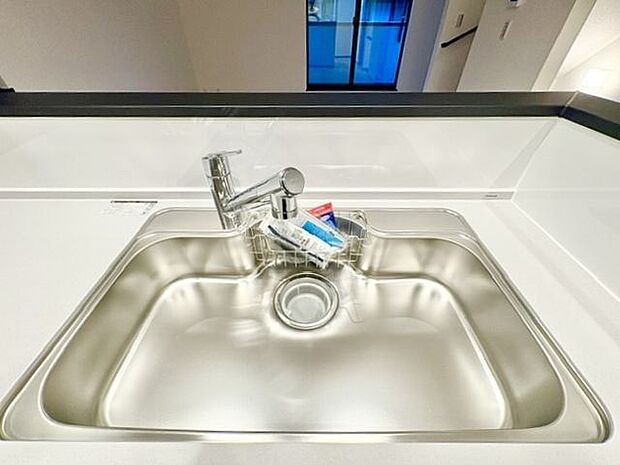 調理器具や食器類もゆったり洗えるシンクが嬉しいですね。