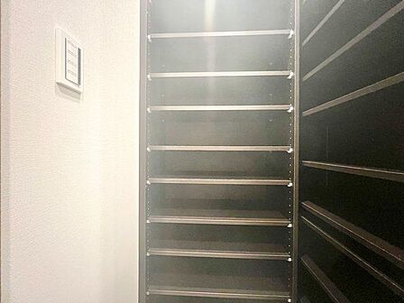 大容量収納可能。玄関まわりで使うアイテムをすっきり収納できます。