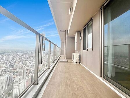 くつろぎの空間を演出する広々としたバルコニー。(空の加工を生成AIで行っています)