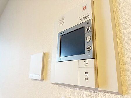 来訪者の確認ができるモニター付きインターホン完備。