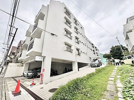 味わいのあるレトロな佇まい。永く大切に住まわれてきた風格があります。