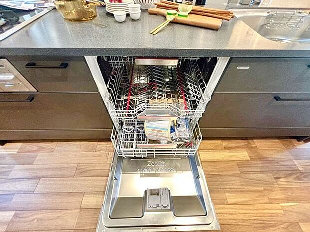ビルトイン食洗機は作業台が広く使え、見た目もスッキリ。節水や節電も充実して家事の手助けをしてくれます。