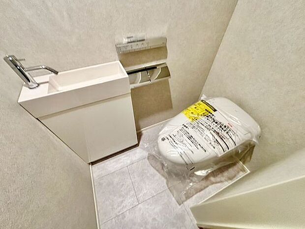 毎日使うものだから、「シンプルでムダのないデザイン」で空間と調和するタンクレストイレ。