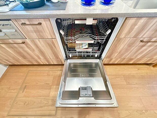 ビルトイン食洗機は作業台が広く使え、見た目もスッキリ。節水や節電も充実して家事の手助けをしてくれます。