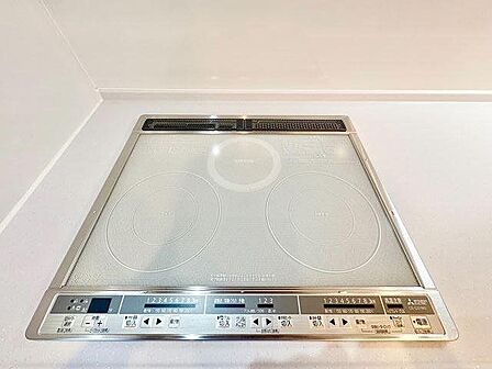 ガスコンロに比べて、サッと掃除ができるお手入れ簡単なIHクッキングヒーター。
