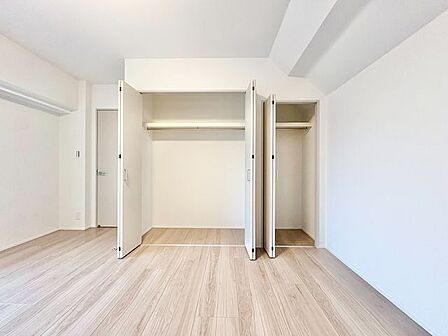 充分な収納スペースを確保。居室内に余計な家具を置く必要がないので、シンプルですっきりとした暮らし。