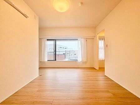 大きな窓からたっぷりと陽光が注がれる明るい空間。時を忘れて過ごす場所として過ごせるお部屋。