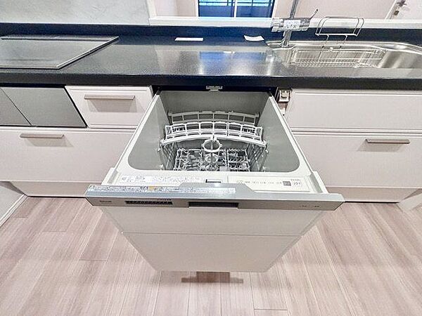 食器を洗っている間にお掃除など、様々なシーンで家事の時短に役立つビルトイン食洗機。
