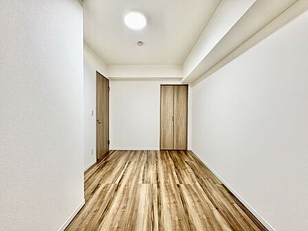 木のぬくもりを感じられる、のびのびとした明るい洋室です。いつまでも快適に暮らせる空間が広がります。