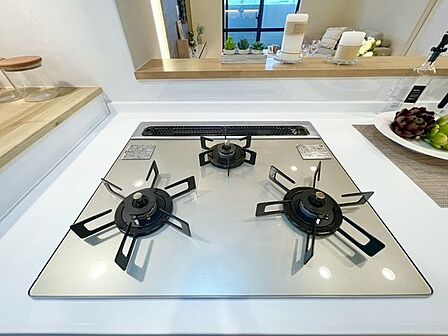 忙しいときでも一度にたくさんの料理が作れる3口コンロ。使い勝手の良さを考えました。