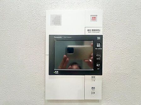 来訪者の確認ができる安心のモニター付インターホン完備。
