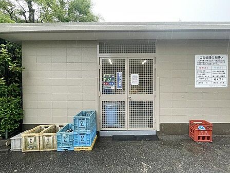 敷地内ゴミ置き場。