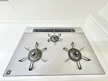 忙しいときでも一度にたくさんの料理が作れる3口コンロ。使い勝手の良さを考えました。