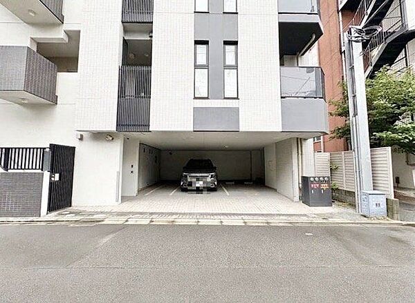 敷地内駐車場（現在空無）。