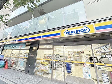 ミニストップ新宿大京町店 73m