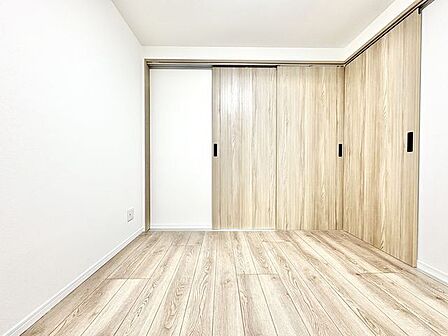 木目の質感が美しい飽きのこない穏やかなお部屋。インテリアを合わせやすい飽きのない空間に。