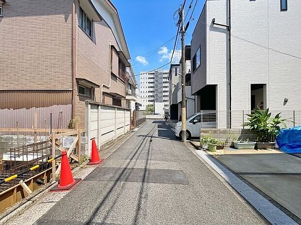 生活エリア周辺には自然豊かな環境と多彩な生活利便施設が揃っています。忙しい平日も、家族皆で過ごす週末も、充実した生活をお過ごし頂けます。