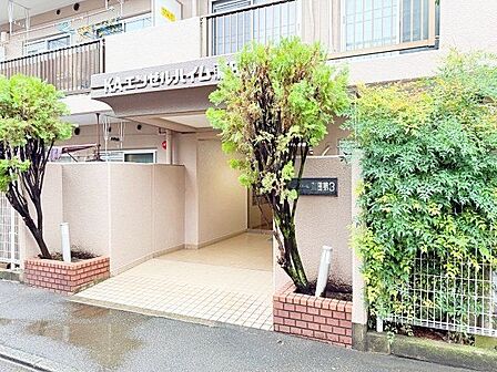 外と内をつなぐエントランスはまさに顔となる場所。満ち足りたプライベートシーンへと誘う気品があります。