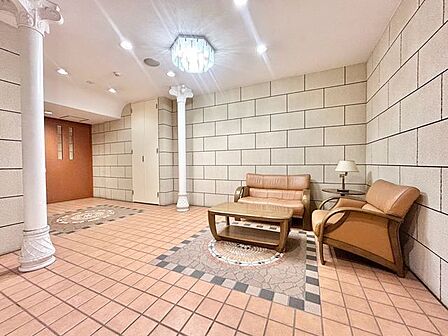 エントランス内は、シンプルながらも格調高い雰囲気を漂わせて上質な空間を作り出します。