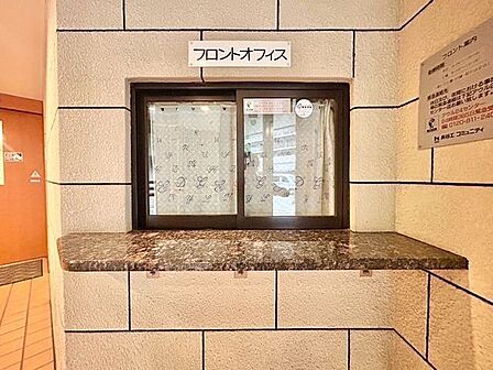 清掃や修理だけでなく、不審者への声掛けも。管理員の活動は防犯にも有効。