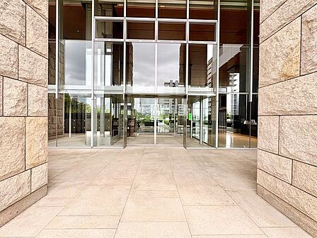 外と内をつなぐエントランスは、まさに顔となる場所。シンプルながらも上質な空間を作り出します。