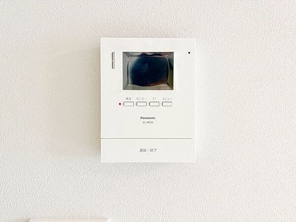 来訪者の確認ができるモニター付きインターホン完備。