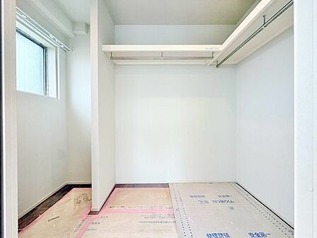 大容量収納可能なウォークインクローゼットはシーズンオフの服や生活用品をたくさん収納できます。