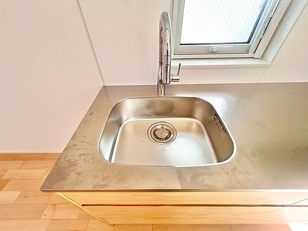 大きな調理器具や食器類もゆったり洗えるシンクです。