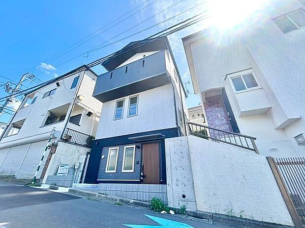 シンプルでスッキリとしたスタイリッシュな佇まい。家族の成長を見守り続け、美しい未来へ導いてくれます。