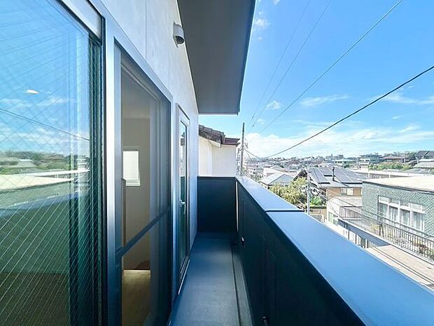 くつろぎの空間を演出するバルコニー。開放感と爽やかな風を感じていただけると思います。