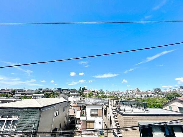 バルコニーはお布団や洗濯物もたっぷり干せる広さがあり、太陽の陽射しでしっかりと乾きそうです。