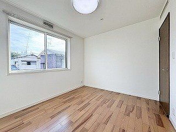 居心地のいい暮らしには欠かせない採光。たっぷりと陽光が注がれる明るい空間。