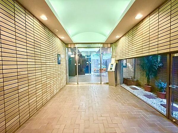 落ち着きのある温かな風情のエントランスは、訪れる方々を優しく包み込み、心地よい空間を演出しています。