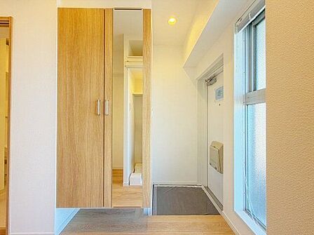 住まいの顔となる玄関は、落ち着きと華やぎの満ちた空間に。