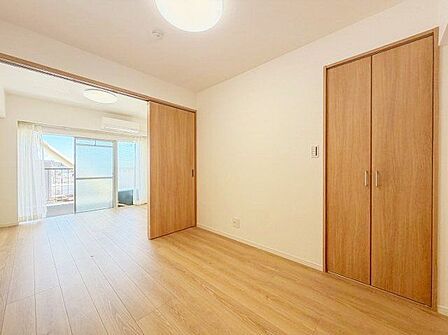 居心地のいい暮らしには欠かせない採光。ゆったりとした幅の窓からこの空間に降り注ぐ採光が絶えません。