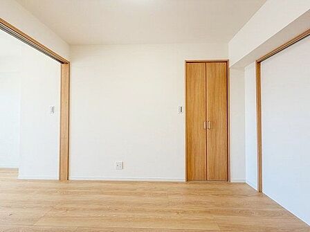 すっきりとしたデザインは自由度が高いので、家具やレイアウトでお好みの空間を創り上げられます。