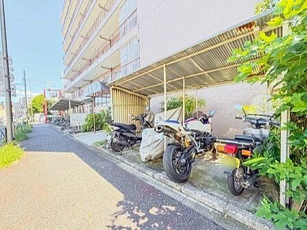 敷地内バイク置き場。