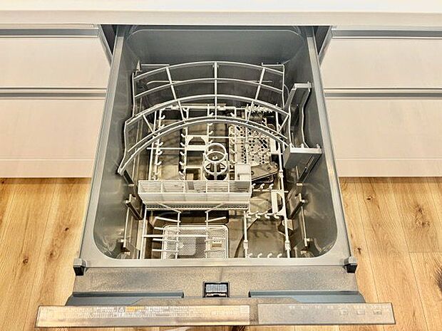 ビルトイン食洗機は、作業台が広く使え、見た目もスッキリ。空いた時間で趣味の時間も充実しそう。