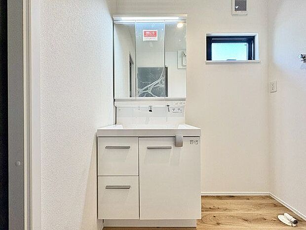 石鹸や洗顔剤、シャンプー、歯ブラシ、歯磨きなどを収納できる三面鏡のシャンプードレッサー。