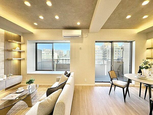 開放感と明るさをもたらす魅力のリビング。床暖房を備え、くつろぎの暮らし。