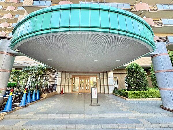 街の環境と住む人の暮らしを第一に考え創り出された、こだわりのエントランス空間。
