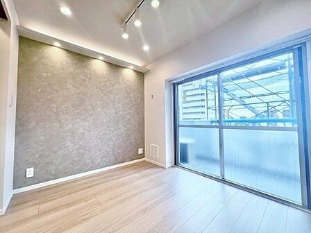 窓からたっぷりと陽光が注がれる明るい空間。プライベートな時間を満喫できます。