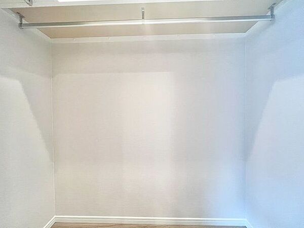 ゆとりの広さを備えたウォークインクローゼット。空間を広く使えます。