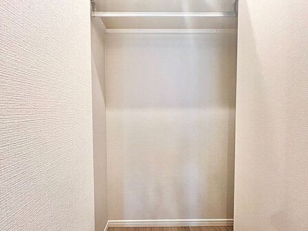 洋室とは別にウォークインクローゼットをご用意。生活感が出がちな小物をすっきり収納することができます。