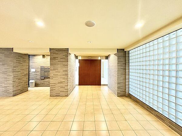 格調高いデザイン性を持つエントランスは、住む方のプライドを満たすクオリティ。