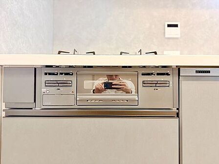 グリルは強力な直火の力で短時間で仕上がって省エネ。余分な脂が自然に落ちてヘルシーな調理が可能です。
