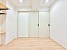 洋室：ナチュラルカラーのフローリングのお部屋は、温かみを感じさせリラックスをもたらす効果があります。